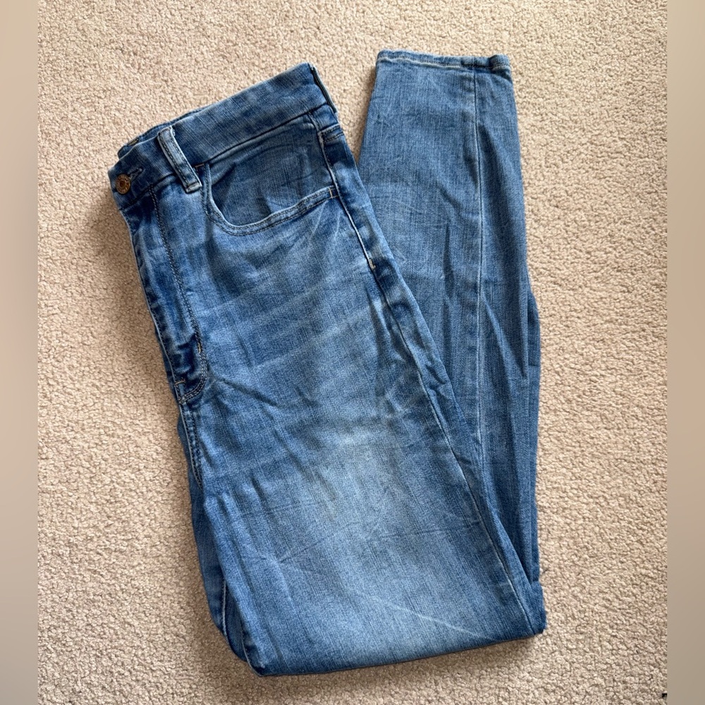 USED/GOOD CONDITION: American Eagle Women’s Classic Medium Wash Blue Jeans
